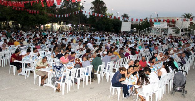 Taşucu Sakinleri İftarı Hep Birlikte Açtı